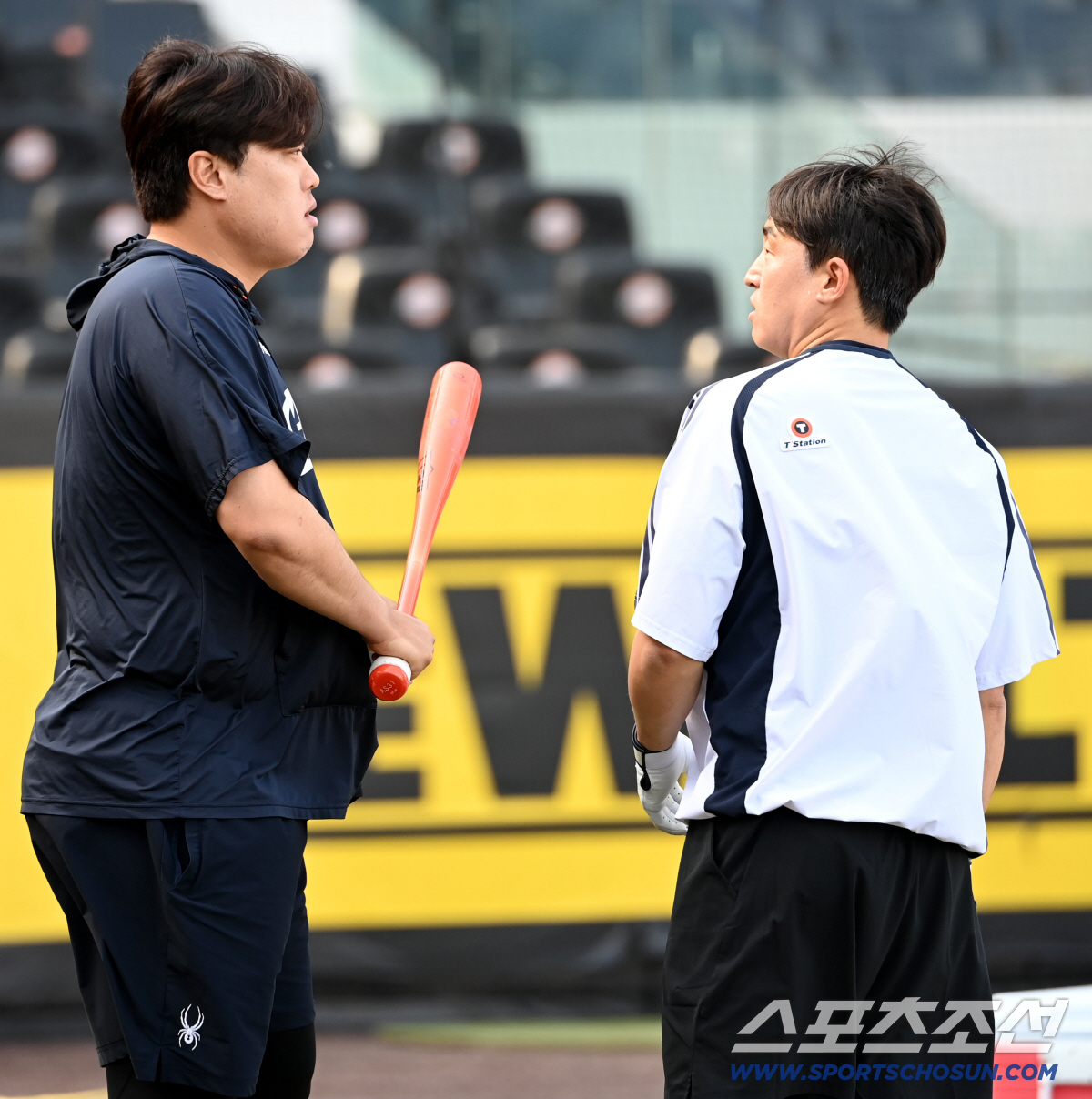 22일 대전 한화생명 볼파크에서 열린 두산과 한화의 경기. 류현진과 손아섭이 이야기를 나누고 있다. 대전=허상욱 기자 wook@sportschosun.com/2026.05.22/