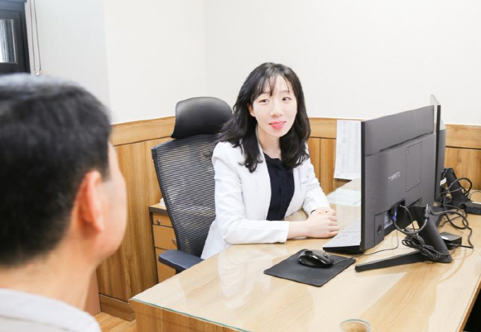 진료 중인 김진희 과장