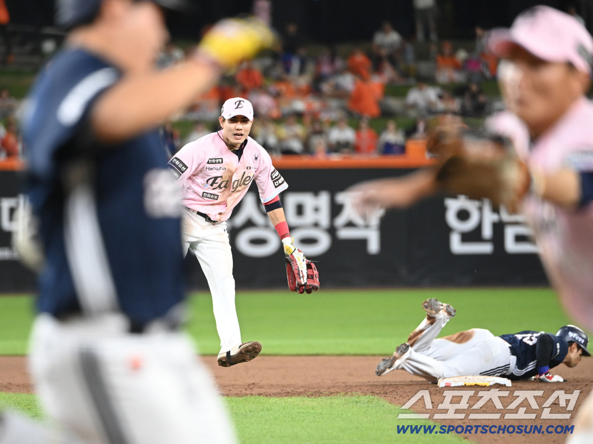22일 대전 한화생명 볼파크에서 열린 두산과 한화의 경기. 7회초 1사 1,2루 김기연의 내야땅볼때 타구를 잡은 심우준이 병살 플레이를 이어가고 있다. 대전=허상욱 기자 wook@sportschosun.com/2026.05.22/