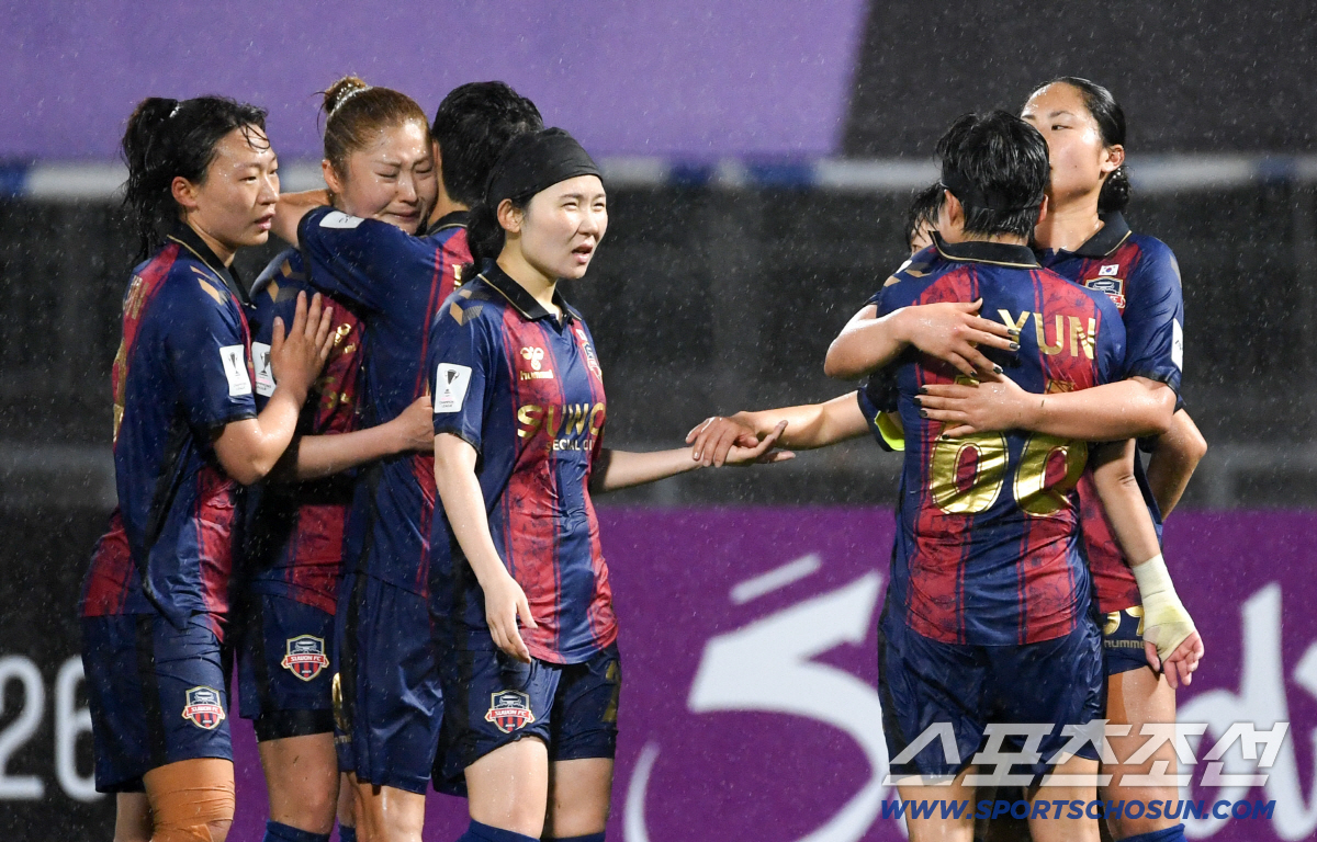20일 수원종합운동장에서 열린 2025-2026시즌 아시아축구연맹(AFC) 여자 챔피언스리그(AWCL) 내고향여자축구단과 수원FC위민의 준결승전. 패한 수원FC위민 선수들이 아쉬워하고 있다. 수원=박재만 기자 pjm@sportschosun.com/2026.05.20/