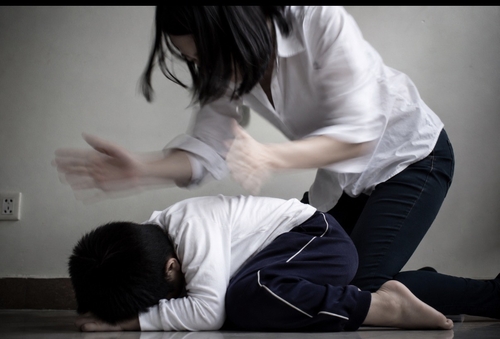 [삶] 오른손으로 한글 못쓴다고…왼손잡이 5살 양뺨, 심벌즈처럼 때려