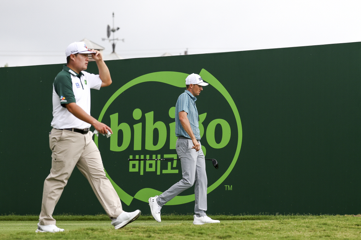 MCKINNEY, TEXAS - MAY 22: Sungjae Im of South Korea and Jordan Spieth of the United States walk off the 16th hole tee box during the second round of THE CJ CUP Byron Nelson 2026 at TPC Craig Ranch on May 22, 2026 in McKinney, Texas. (Photo by Mike Mulholland/Getty Images for The CJ Cup)