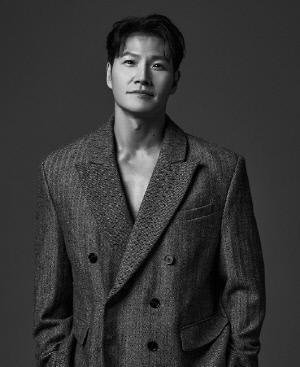 김종국, 새 프로필 사진 공개...셔츠 없이 재킷만 툭 '결혼 후 폭발한 남성미'