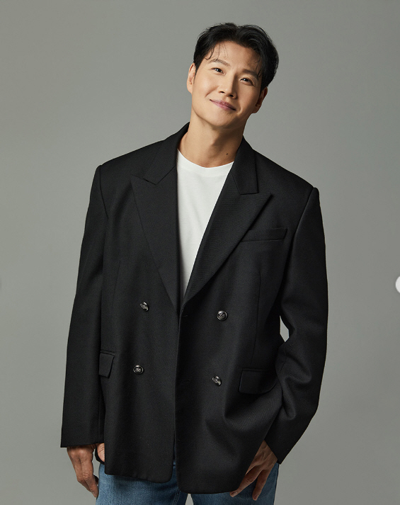 김종국, 새 프로필 사진 공개...셔츠 없이 재킷만 툭 '결혼 후 폭발한 남성미'