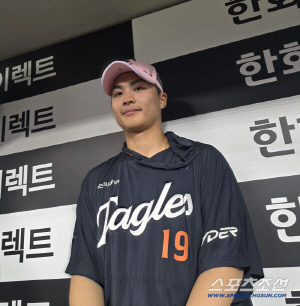 왕옌청은 왜, 7이닝 2실점 호투하고 류현진 선배를 찾아갔을까 [대전 현장]
