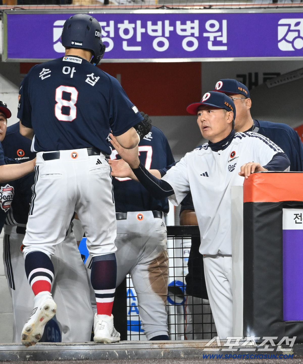 7회초 무사 만루 양의지의 2타점 적시타에 득점한 손아섭이 김원형 감독의 환영을 받고 있다.