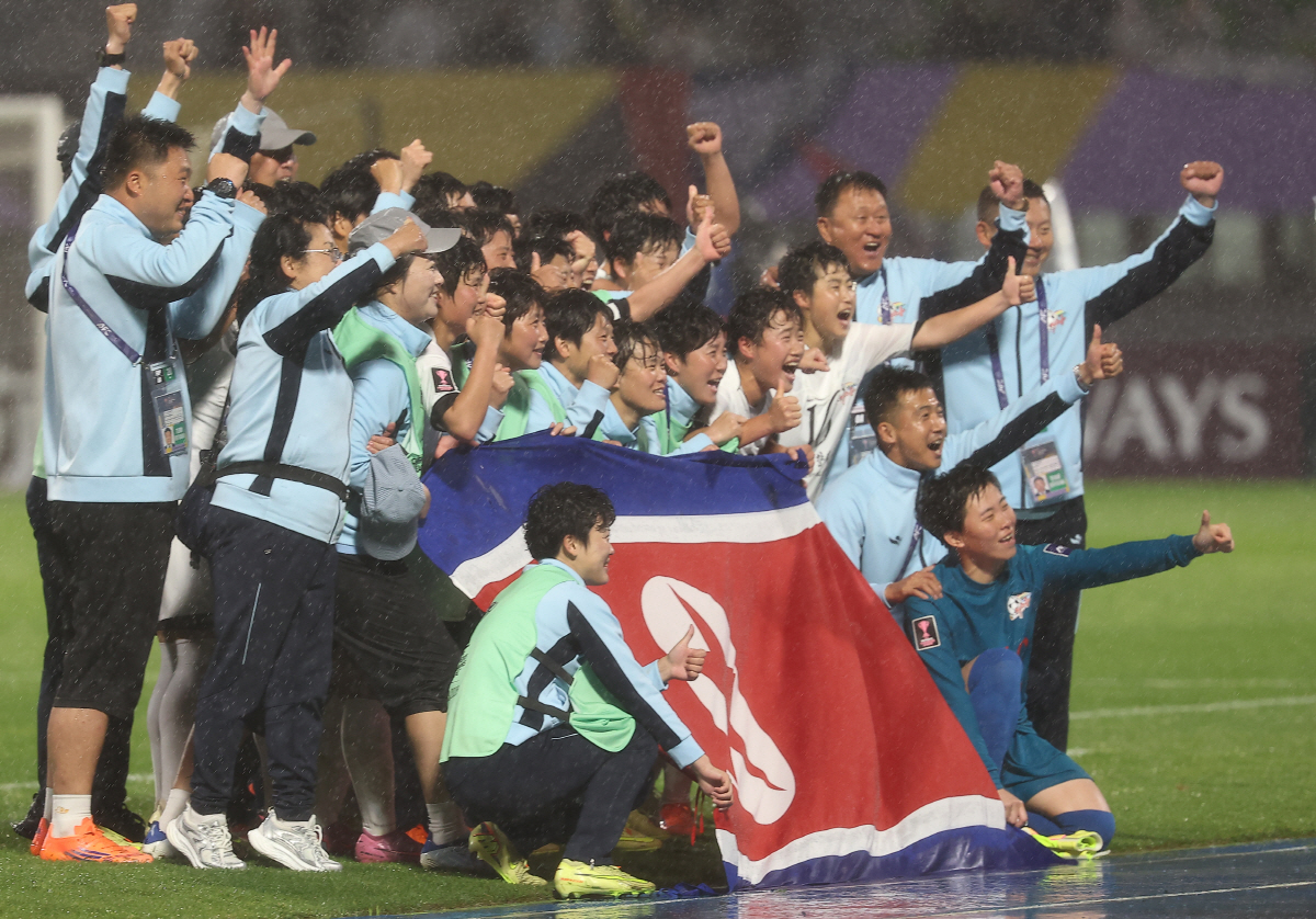 20일 수원 장안구 수원종합운동장에서 열린 아시아축구연맹(AFC) 여자 챔피언스리그(AWCL) 4강 에서 수원FC 위민에 승리한 내고향여자축구단이 경기 후 인공기를 들고 환호하고 있다.