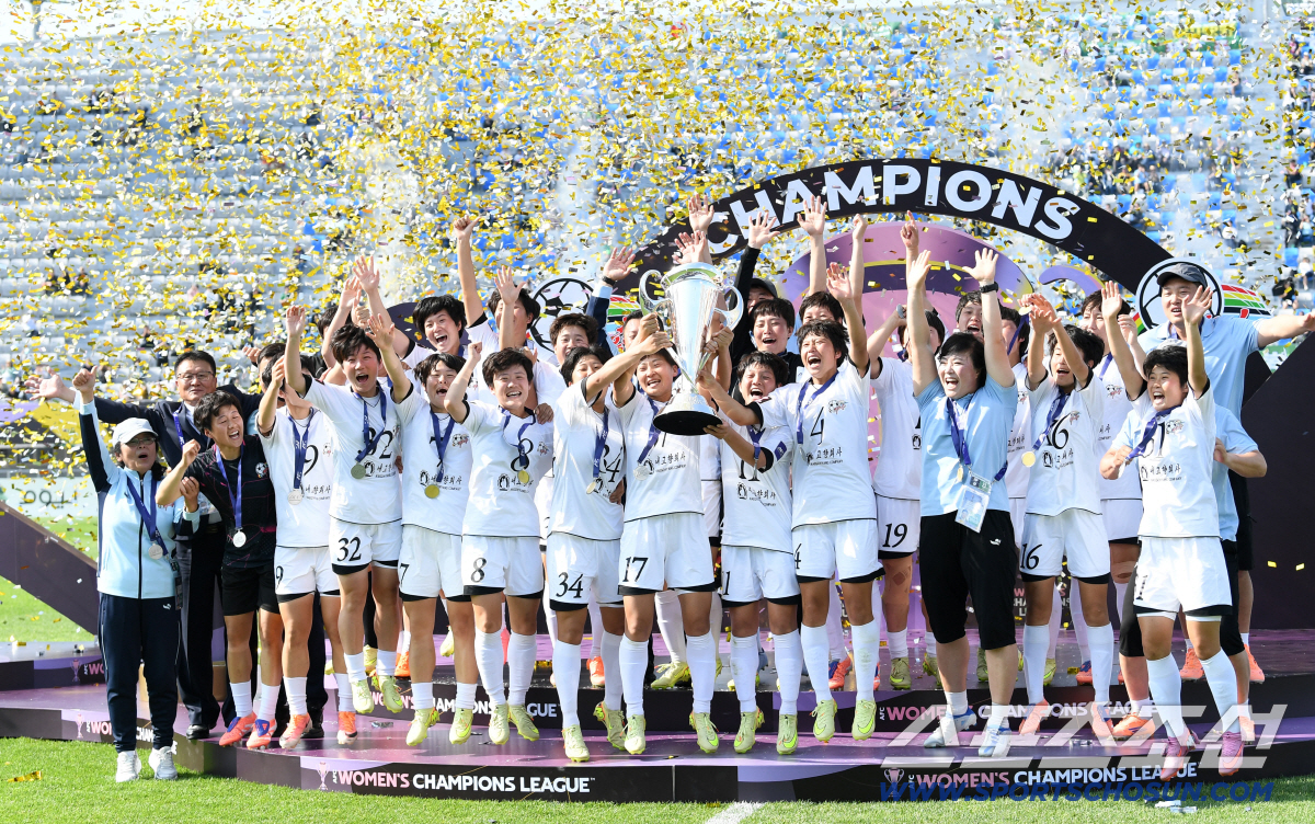 23일 수원종합운동장에서 열린 2025-2026시즌 아시아축구연맹(AFC) 여자 챔피언스리그(AWCL) 평양 내고향여자축구단과 도쿄 베르디 벨레자의 결승전. 우승을 차지한 내고향여자축구단 선수단이 기뻐하고 있다. 수원=박재만 기자 pjm@sportschosun.com/2026.05.23/