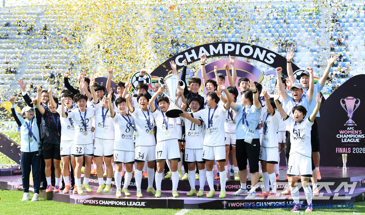 23일 수원종합운동장에서 열린 2025-2026시즌 아시아축구연맹(AFC) 여자 챔피언스리그(AWCL) 평양 내고향여자축구단과 도쿄 베르디 벨레자의 결승전. 우승을 차지한 내고향여자축구단 선수단이 기뻐하고 있다. 수원=박재만 기자 pjm@sportschosun.com/2026.05.23/