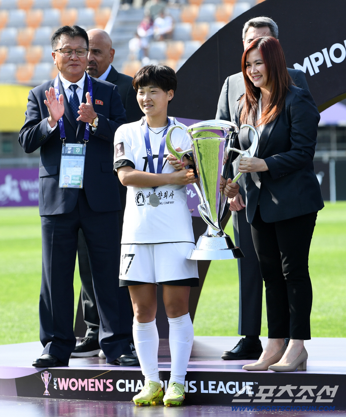 23일 수원종합운동장에서 열린 2025-2026시즌 아시아축구연맹(AFC) 여자 챔피언스리그(AWCL) 평양 내고향여자축구단과 도쿄 베르디 벨레자의 결승전. MVP 내고향여자축구단 김경영이 기념촬영을 하고 있다. 수원=박재만 기자 pjm@sportschosun.com/2026.05.23/