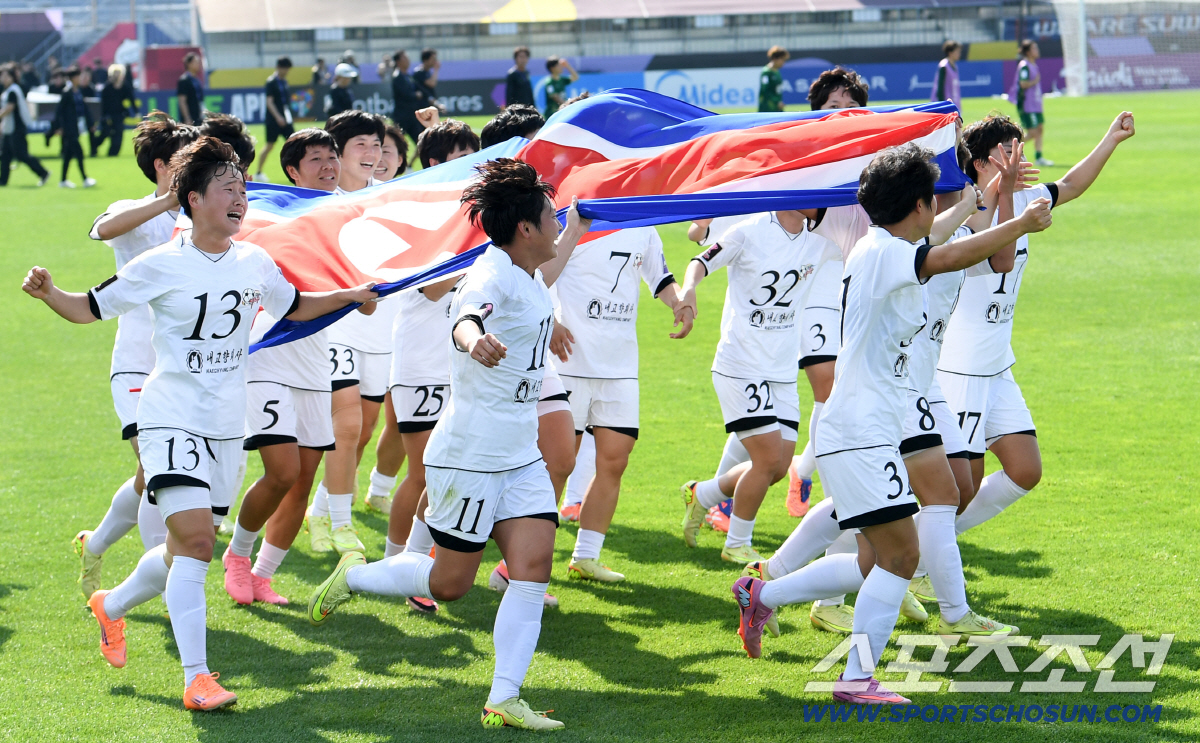 23일 수원종합운동장에서 열린 2025-2026시즌 아시아축구연맹(AFC) 여자 챔피언스리그(AWCL) 평양 내고향여자축구단과 도쿄 베르디 벨레자의 결승전. 우승을 차지한 내고향여자축구단 선수들이 기뻐하고 있다. 수원=박재만 기자 pjm@sportschosun.com/2026.05.23/