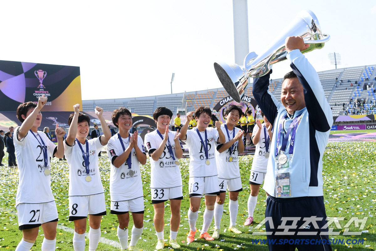23일 수원종합운동장에서 열린 2025-2026시즌 아시아축구연맹(AFC) 여자 챔피언스리그(AWCL) 평양 내고향여자축구단과 도쿄 베르디 벨레자의 결승전. 우승을 차지한 내고향여자축구단 리유일 감독이 기뻐하고 있다. 수원=박재만 기자 pjm@sportschosun.com/2026.05.23/