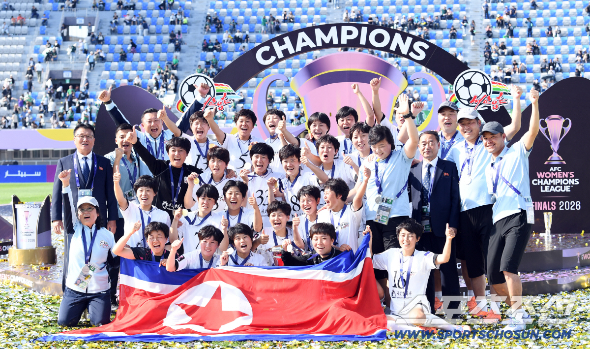 23일 수원종합운동장에서 열린 2025-2026시즌 아시아축구연맹(AFC) 여자 챔피언스리그(AWCL) 평양 내고향여자축구단과 도쿄 베르디 벨레자의 결승전. 우승을 차지한 내고향여자축구단 선수단이 기뻐하고 있다. 수원=박재만 기자 pjm@sportschosun.com/2026.05.23/
