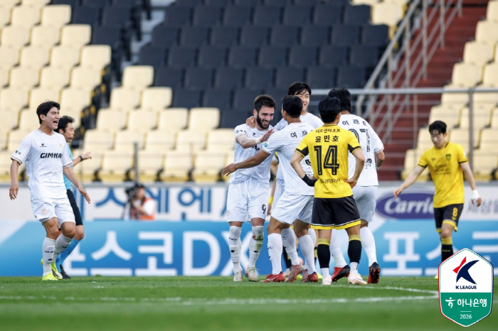 '행운의 골 터졌다!' 김해, 드디어 K리그2 첫 승 신고...전남 상대 1-0 승리[K리그2 리뷰]
