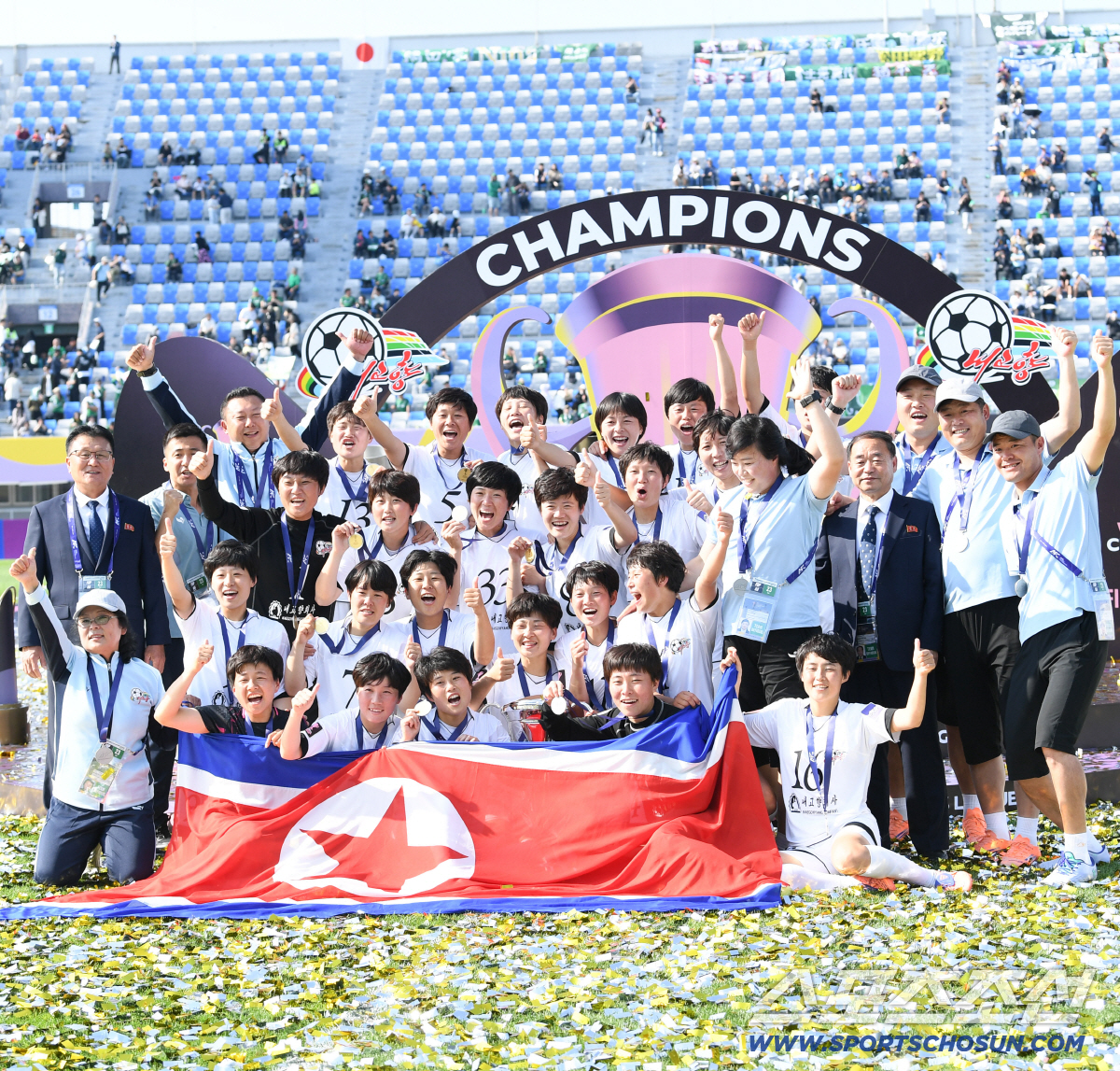 23일 수원종합운동장에서 열린 2025-2026시즌 아시아축구연맹(AFC) 여자 챔피언스리그(AWCL) 평양 내고향여자축구단과 도쿄 베르디 벨레자의 결승전. 우승을 차지한 내고향여자축구단 선수단이 기뻐하고 있다. 수원=박재만 기자 pjm@sportschosun.com/2026.05.23/