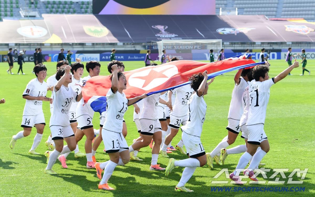 23일 수원종합운동장에서 열린 2025-2026시즌 아시아축구연맹(AFC) 여자 챔피언스리그(AWCL) 평양 내고향여자축구단과 도쿄 베르디 벨레자의 결승전. 우승을 차지한 내고향여자축구단 선수들이 기뻐하고 있다. 수원=박재만 기자 pjm@sportschosun.com/2026.05.23/