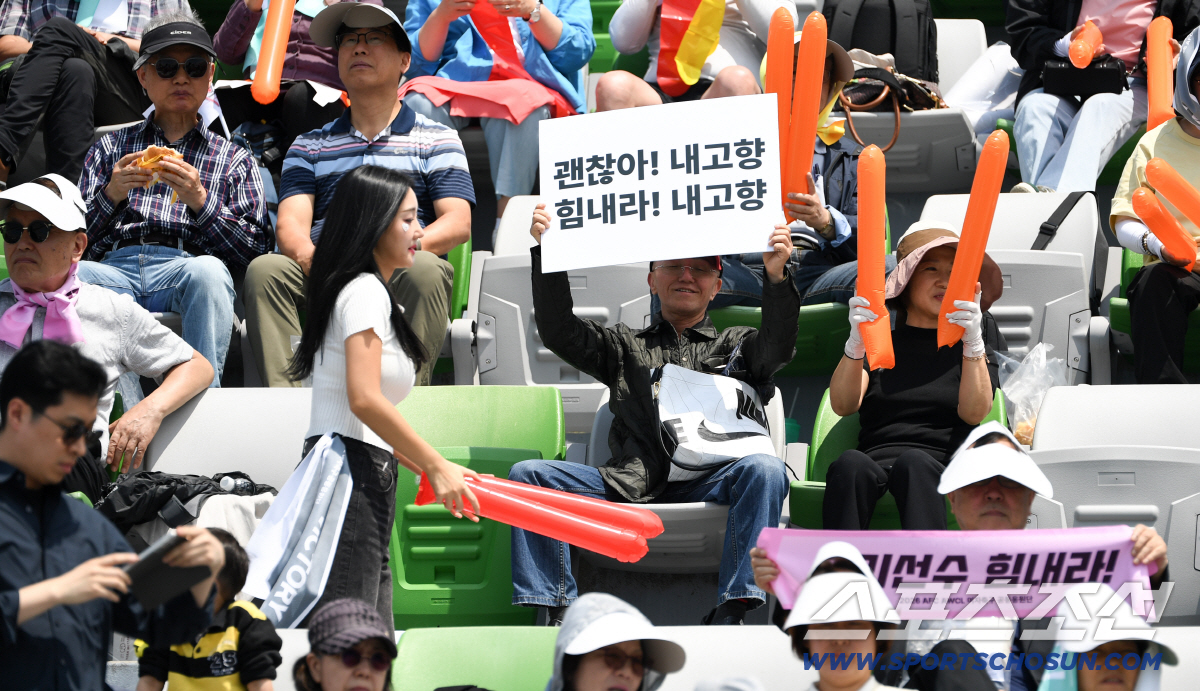 23일 수원종합운동장에서 열린 2025-2026시즌 아시아축구연맹(AFC) 여자 챔피언스리그(AWCL) 평양 내고향여자축구단과 도쿄 베르디 벨레자의 결승전. 내고향여자축구단을 응원하는 축구 팬들. 수원=박재만 기자 pjm@sportschosun.com/2026.05.23/