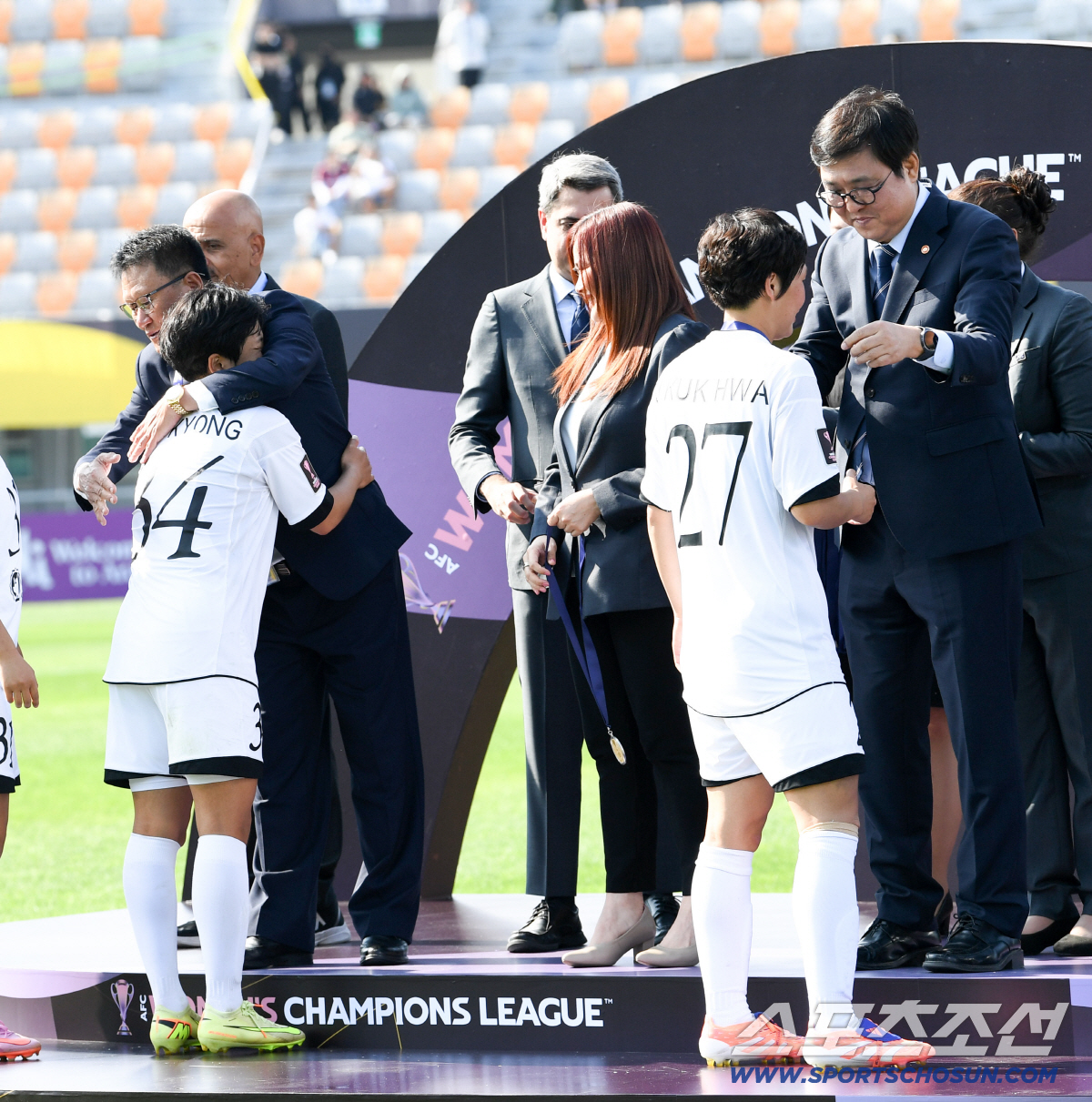 23일 수원종합운동장에서 열린 2025-2026시즌 아시아축구연맹(AFC) 여자 챔피언스리그(AWCL) 평양 내고향여자축구단과 도쿄 베르디 벨레자의 결승전. 우승을 차지한 내고향여자축구단 선수들에게 북한 현철윤 단장과 대한민국 최휘영 문체부 장관이 메달을 걸어주고 있다. 수원=박재만 기자 pjm@sportschosun.com/2026.05.23/