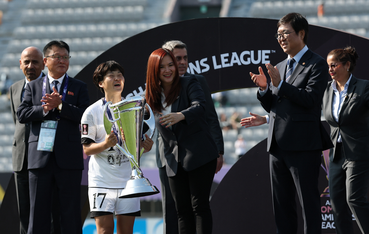 23일 수원 장안구 수원종합운동장에서 열린 아시아축구연맹(AFC) 여자 챔피언스리그(AWCL) 결승 내고향여자축구단과 도쿄 베르디 벨레자의 경기. 최휘영 문화체육관광부 장관이 내고향 김경영이 우승컵을 드는 장면을 바라보며 박수를 보내고 있다.