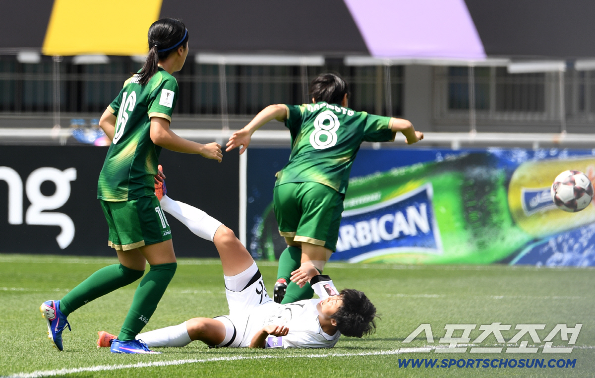 23일 수원종합운동장에서 열린 2025-2026시즌 아시아축구연맹(AFC) 여자 챔피언스리그(AWCL) 평양 내고향여자축구단과 도쿄 베르디 벨레자의 결승전. 리유정이 상대 거친 태클에 넘어지고 있다. 수원=박재만 기자 pjm@sportschosun.com/2026.05.23/