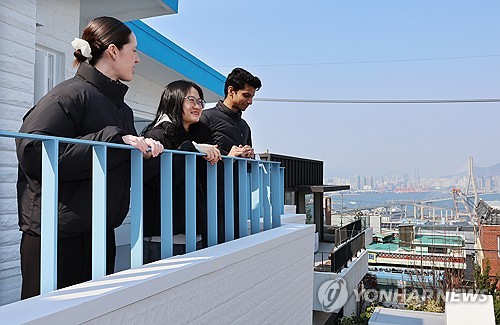 부산 영도구 청학동 일대에서 열린 국립한국해양대학교 외국인 유학생 기숙사 입주식에서 외국인 유학생들이 기숙사를 둘러보고 있다. [연합뉴스 자료사진]