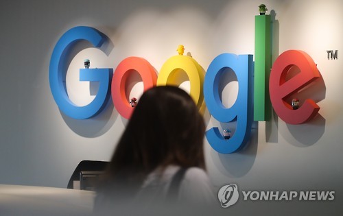 (서울=연합뉴스) 류효림 기자 = 구글이 요청한 한국 지도 반출 여부가 결정되는 24일 오후 서울 강남구 역삼동 구글코리아 사옥에 직원이 분주히 움직이고 있다. 2016.8.24 ryousanta@yna.co.kr