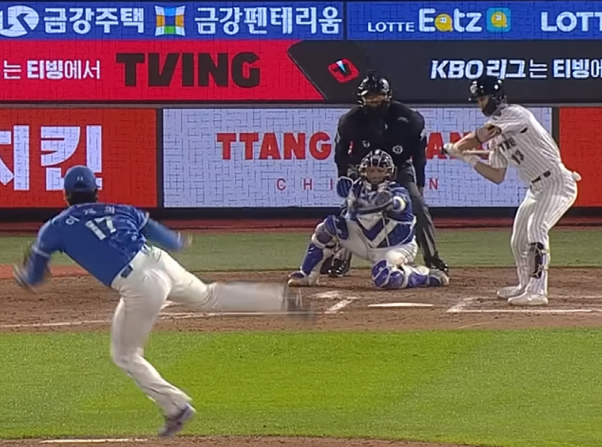 복귀전 첫 타자 전민재를 얼어붙게 한 149㎞ 바깥쪽 꽉 찬 패스트볼을 뿌리는 이재희. 출처=티빙 중계화면