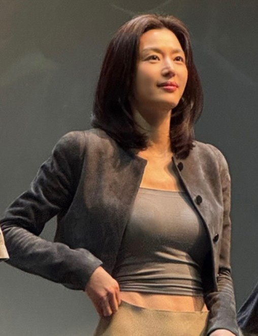 전지현, 크롭티 사이 선명한 11자 복근…44세 두 아들맘 안믿겨