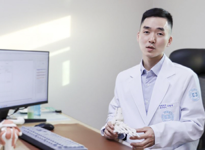 '지간신경종'에 대해 설명하고 있는 이원우 과장.