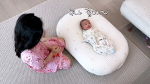 김소영♥오상진 8살 딸, 갓난아기 동생에 최애 인형까지 내주는 K-장녀