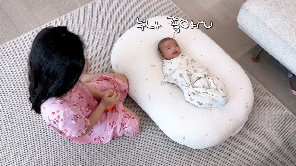 김소영♥오상진 8살 딸, 갓난아기 동생에 최애 인형까지 내주는 K-장녀