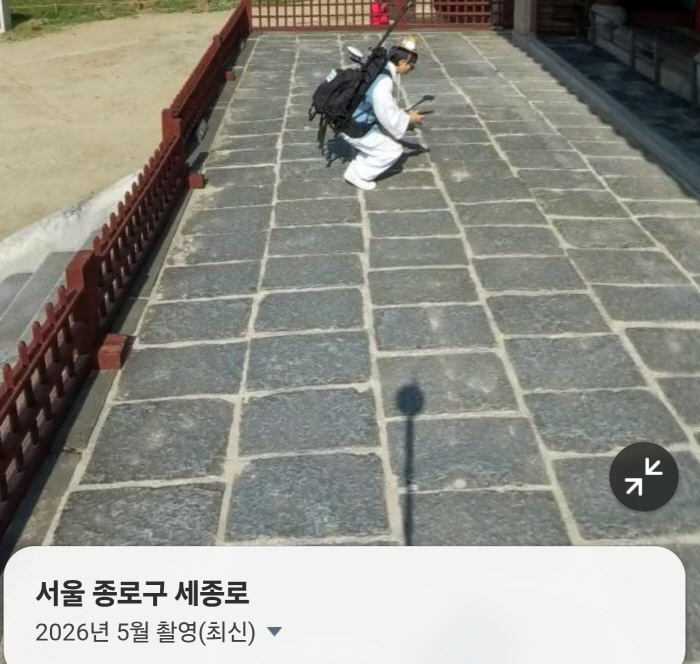 유재석, N사 로드뷰에 진짜 박제됐다…9kg 장비 메고 쭈그려 앉은 모습 화제