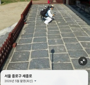 유재석, N사 로드뷰에 진짜 박제됐다…9kg 장비 메고 쭈그려 앉은 모습 화제