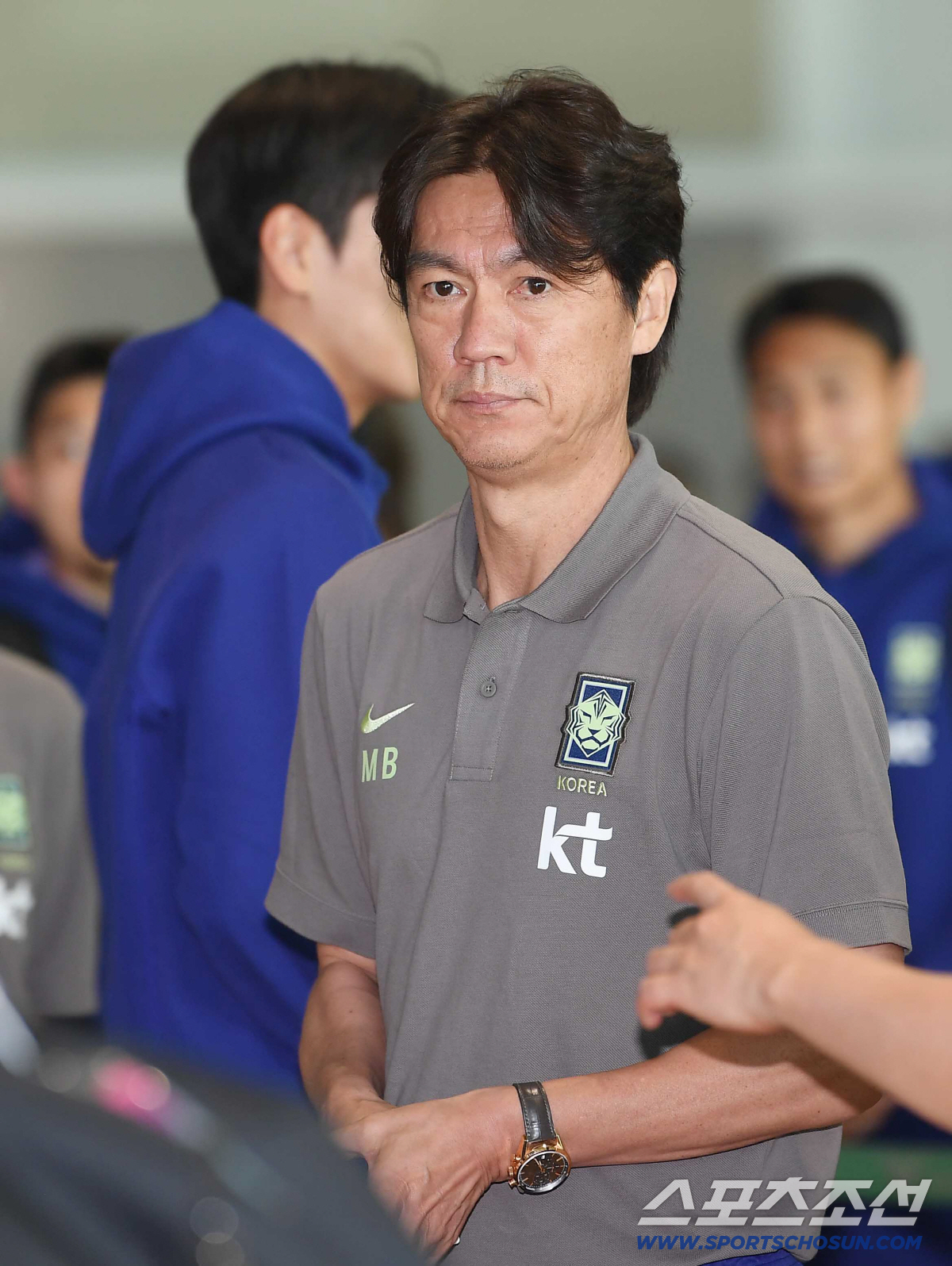 2026북중미 월드컵에 출전하는 A대표팀 본진이 18일 오후 인천국제공항 제2터미널을 통해 출국했다. 홍명보 감독과 선수들이 출국 수속을 하고 있다. 인천공항=정재근 기자 cjg@sportschosun.com/2026.5.18