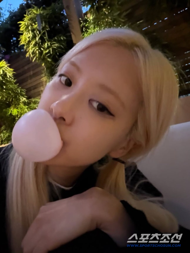 로제, 민낯 침대 셀카도 화보 그 자체…몽환 분위기 독보적 아우라