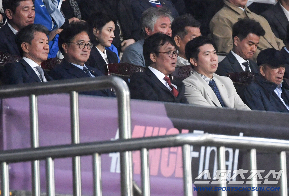 20일 수원종합운동장에서 열린 2025-2026시즌 아시아축구연맹(AFC) 여자 챔피언스리그(AWCL) 내고향여자축구단과 수원FC위민의 준결승전. 정몽규 대한축구협회장(왼쪽부터), 우원식 국회의장, 최휘영 문화체육관광부 장관, 유승민 대한체육회장이 경기를 관전하고 있다.. 수원=박재만 기자 pjm@sportschosun.com/2026.05.20/
