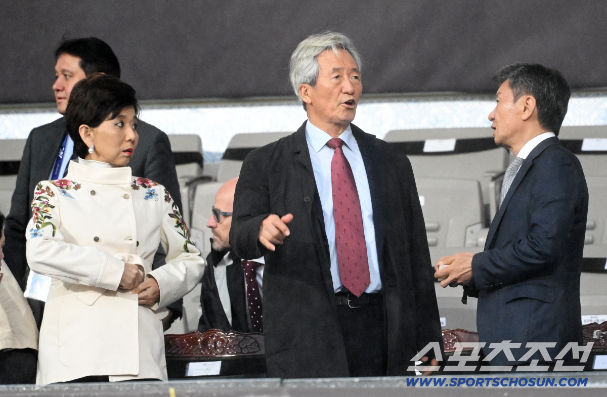 20일 수원종합운동장에서 열린 2025-2026시즌 아시아축구연맹(AFC) 여자 챔피언스리그(AWCL) 내고향여자축구단과 수원FC위민의 준결승전. 미셸 강 올림피크 리옹 구단주, 정몽준 명예회장, 정몽규 대한축구협회회장이 대화를 나누고 있다. 수원=박재만 기자 pjm@sportschosun.com/