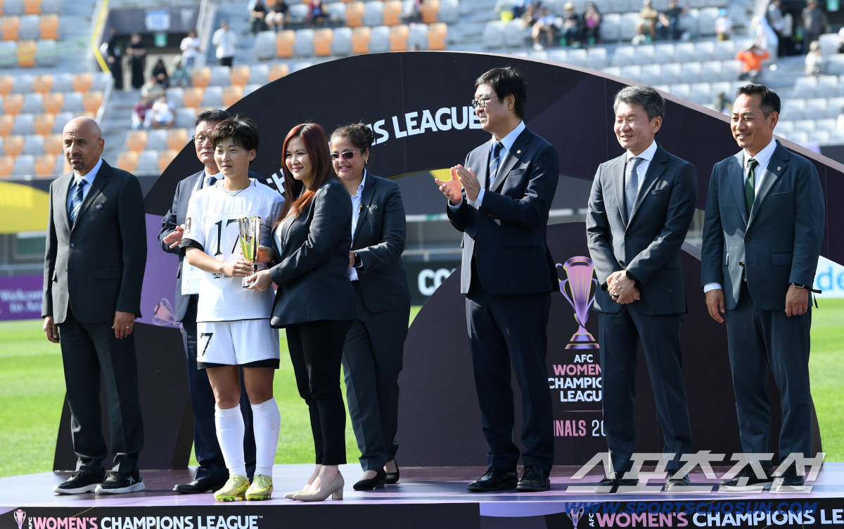 23일 수원종합운동장에서 열린 2025-2026시즌 아시아축구연맹(AFC) 여자 챔피언스리그(AWCL) 평양 내고향여자축구단과 도쿄 베르디 벨레자의 결승전. MVP 내고향여자축구단 김경영이 기념촬영을 하고 있다. 수원=박재만 기자 pjm@sportschosun.com/2026.05.23/