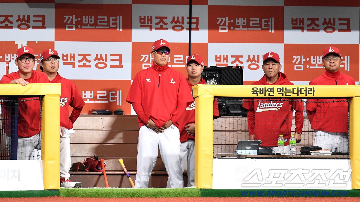 21일 고척 스카이돔에서 열린 KBO리그 키움과 SSG 경기. 7회말 경기 지켜보는 SSG 이숭용 감독과 코치들. 고척=송정헌 기자 songs@sportschosun.com/2026.05.21/