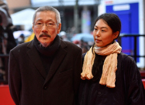 “무슨 아기가 저렇게 커?” 김민희·홍상수, 유아차에 팔다리 삐죽..빅 베이비 깜짝 포착