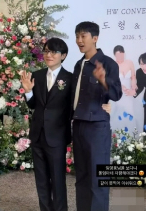 결혼식 하객으로 톱가수 등장에 현장 뒤집어졌다..“울 엄마한테 자랑해야지”