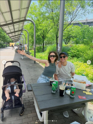 손담비♥이규혁, 곤히 잠든 딸 옆에서 노상 치맥…찐 부부 일상
