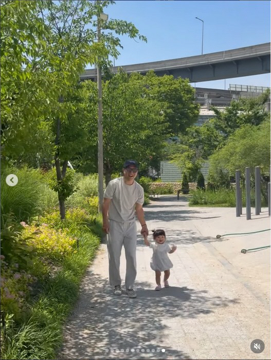 손담비♥이규혁, 곤히 잠든 딸 옆에서 노상 치맥…찐 부부 일상