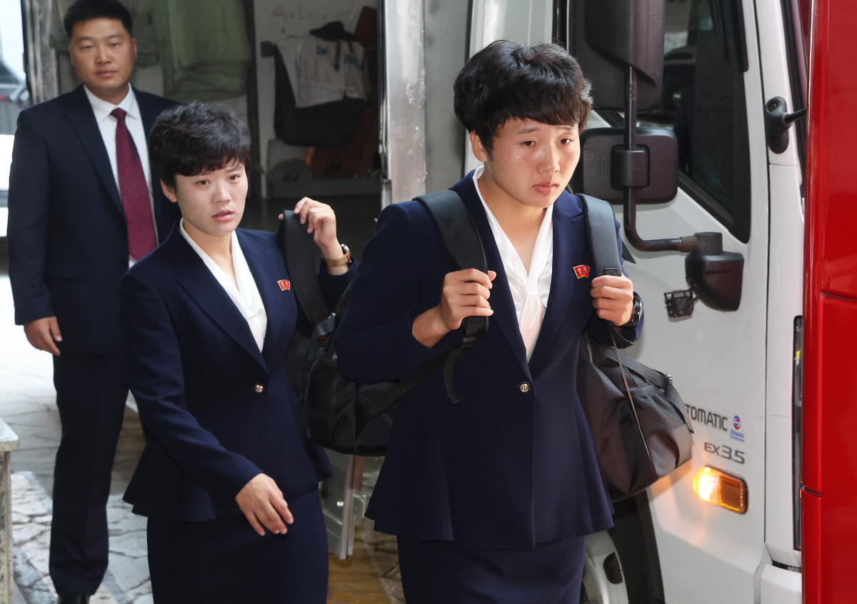 AFC 여자챔피언스리그 우승 차지한 내고향여자축구단 (수원=연합뉴스) 홍기원 기자 = 아시아축구연맹(AFC) 여자 챔피언스리그(AWCL) 우승을 차지한 내고향여자축구단 선수들이 24일 숙소인 경기도 수원시 한 호텔에서 나오고 있다. 2026.5.24 xanadu@yna.co.kr(끝)