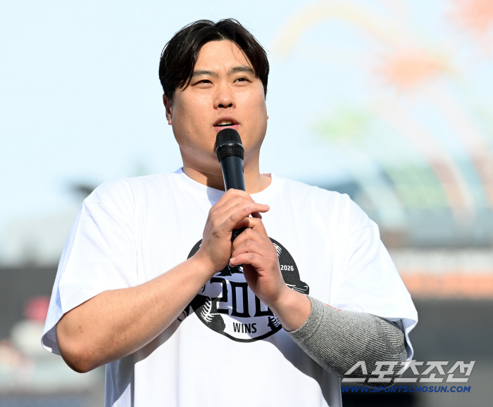 '200승 대업' 괴물 류현진의 마지막 바람 "개인적인 건 필요 없다, 우승만 하면 된다" 