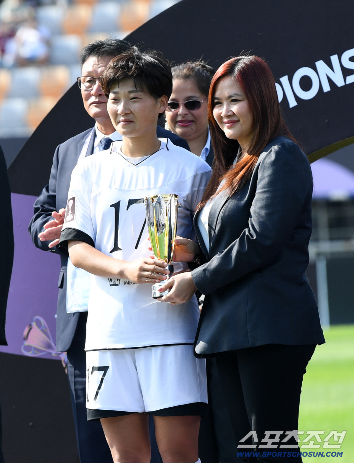 23일 수원종합운동장에서 열린 2025-2026시즌 아시아축구연맹(AFC) 여자 챔피언스리그(AWCL) 평양 내고향여자축구단과 도쿄 베르디 벨레자의 결승전. MVP 내고향여자축구단 김경영이 기념촬영을 하고 있다. 수원=박재만 기자 pjm@sportschosun.com/2026.05.23/