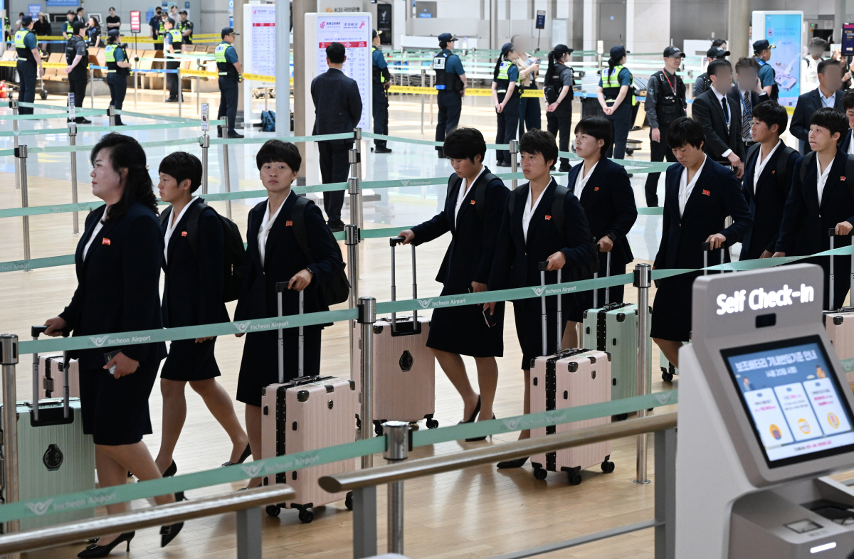 출국하는 내고향여자축구단 (영종도=연합뉴스) 이진욱 기자 = 2025-2026시즌 아시아축구연맹(AFC) 여자 챔피언스리그 결승전에서 승리한 내고향여자축구단 선수들이 24일 인천국제공항을 통해 출국하기 위해 이동하고 있다. 2026.5.24 [공동취재] cityboy@yna.co.kr(끝)