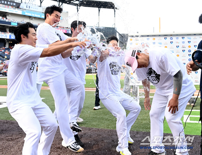 마음껏 뿌려! 200승 달성한 류현진, 기다린 듯 펼쳐진 축하 물세례