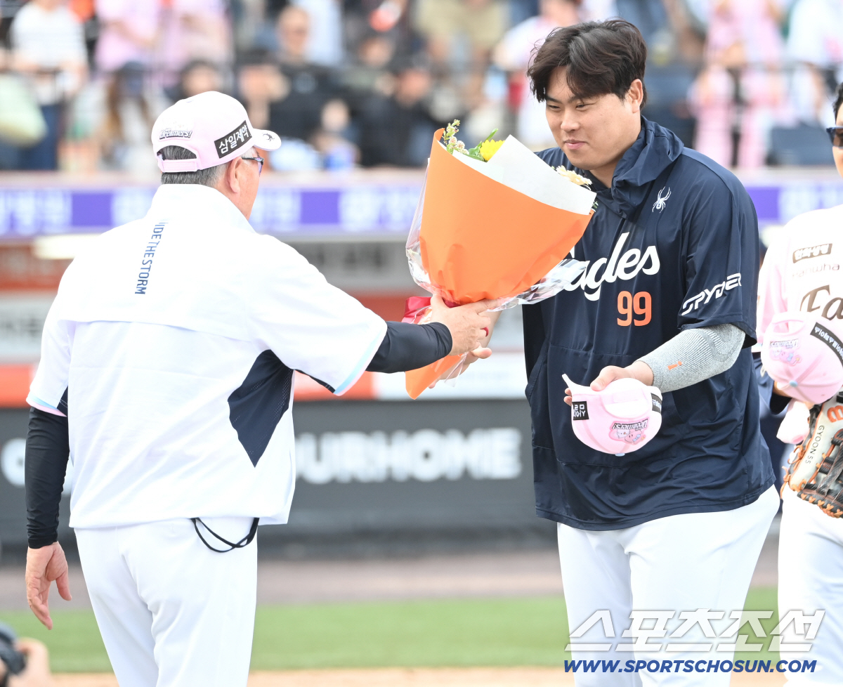 축하 꽃다발을 전하는 김경문 감독