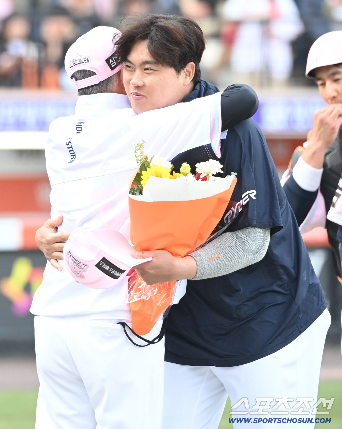 꽃다발과 함께 뜨거운 포옹까지